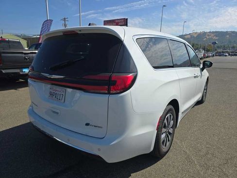Used 2023 Chrysler Pacifica Limited FWD image 10