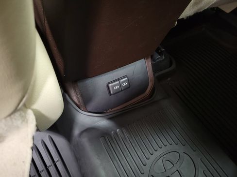 Used 2022 Toyota Highlander XLE AWD/4WD image 30
