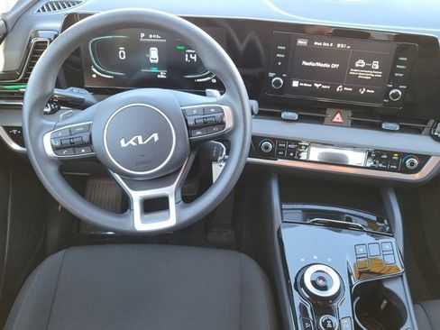Certified 2025 Kia Sportage LX image 9