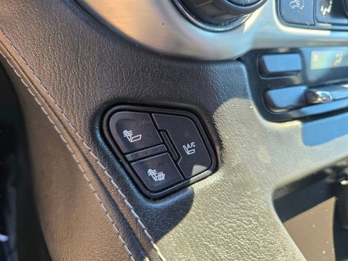 Used 2015 GMC Yukon SLT AWD/4WD image 12