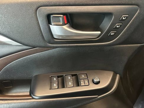 Used 2017 Toyota Highlander Limited Platinum AWD/4WD image 11