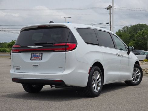 Used 2023 Chrysler Pacifica Touring-L AWD/4WD image 8