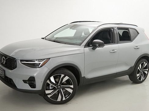 Certified 2025 Volvo XC40 B5 Ultra AWD/4WD image 3