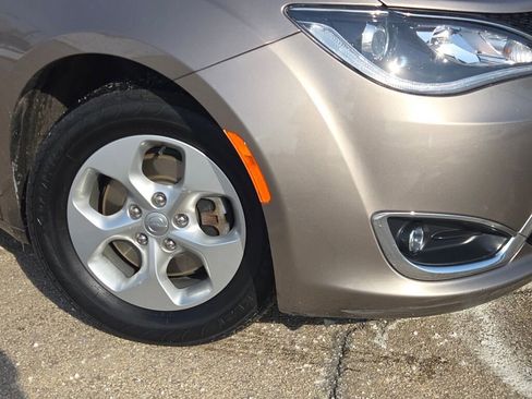 Used 2017 Chrysler Pacifica Touring-L Plus image 3