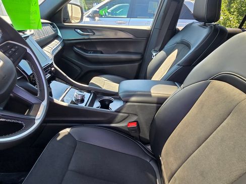 Used 2025 Jeep Grand Cherokee Altitude AWD/4WD image 13