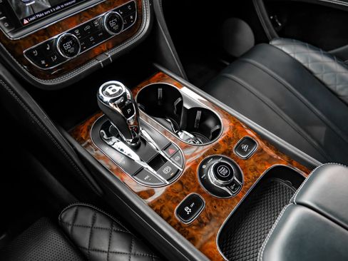Used 2019 Bentley Bentayga AWD/4WD image 26