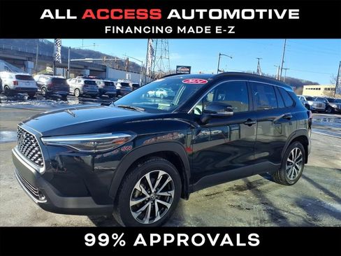 Used 2024 Toyota Corolla Cross XLE image 3