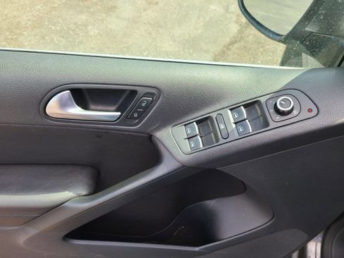 Used 2013 Volkswagen Tiguan SE image 17