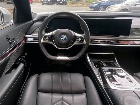 Used 2024 BMW i7 xDrive60 AWD/4WD image 8