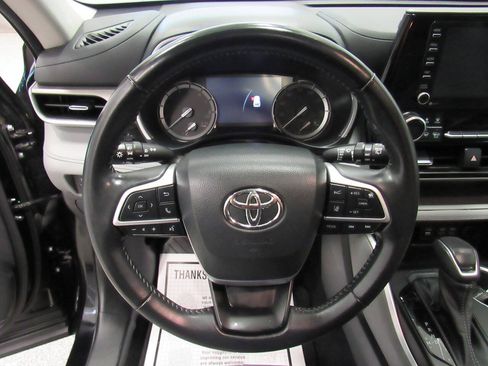 Used 2022 Toyota Highlander XLE AWD/4WD image 33