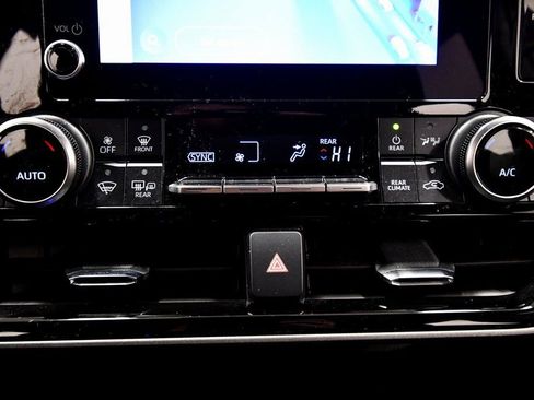 Used 2024 Toyota Highlander LE image 25