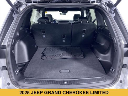 Used 2025 Jeep Grand Cherokee Limited AWD/4WD image 14
