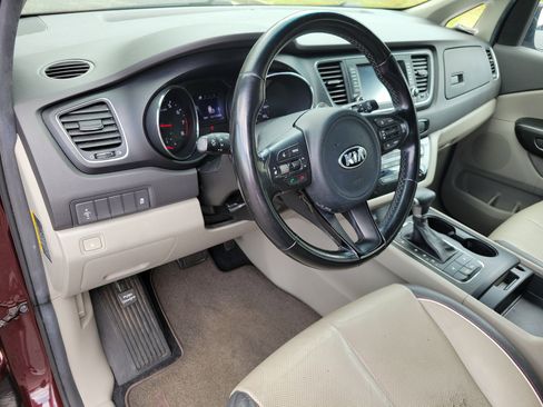 Used 2017 Kia Sedona LX w/ LX Essentials Premium Package FWD image 3