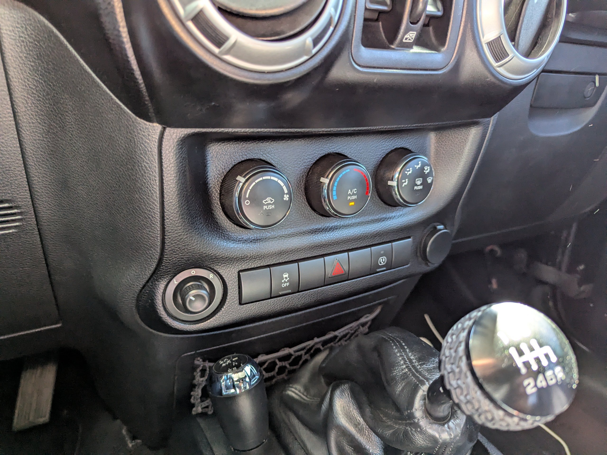 Used 2013 Jeep Wrangler Unlimited Sahara w/ Connectivity Group AWD/4WD image 21