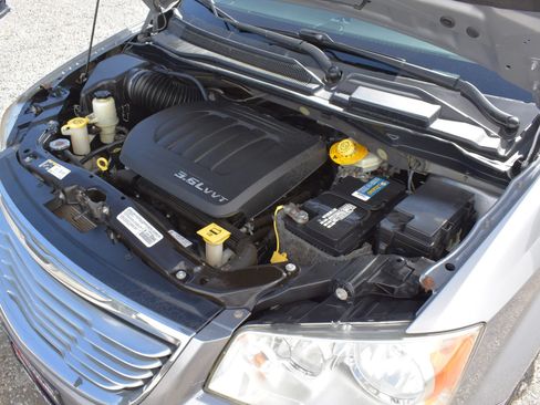 Used 2014 Chrysler Town & Country Touring FWD image 33