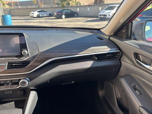 Used 2025 Nissan Altima 2.5 SV image 35