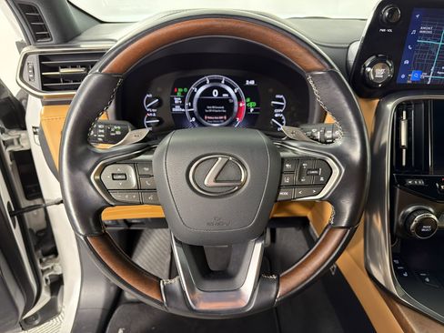 Used 2023 Lexus LX 600 4WD w/ Luxury Package image 18