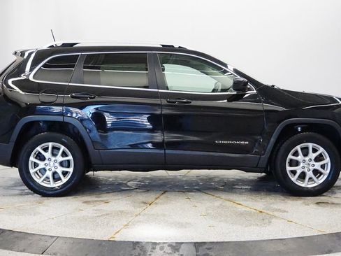 Used 2017 Jeep Cherokee Latitude w/ Cold Weather Group image 7