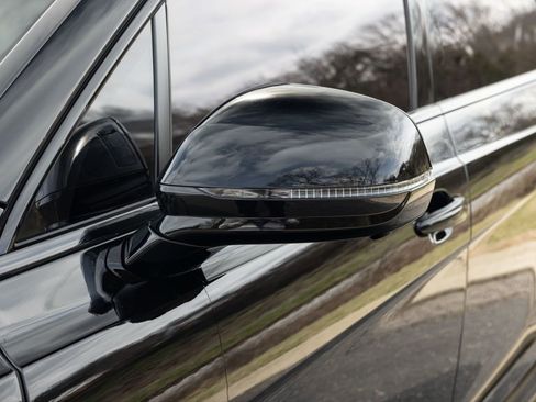 Certified 2025 Bentley Bentayga AWD/4WD image 22
