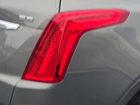 Used 2018 Cadillac XT5 Luxury w/ Driver Awareness Package FWD image 9