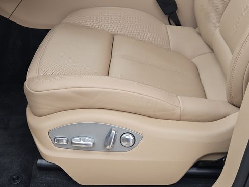 Certified 2025 Porsche Macan image 23