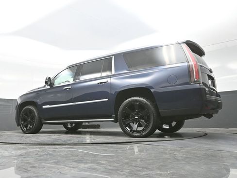 Used 2019 Cadillac Escalade ESV Luxury image 35