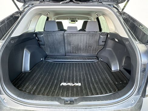 Used 2020 Toyota RAV4 LE AWD/4WD image 17