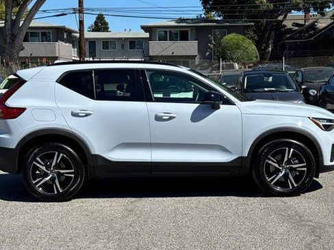 Used 2026 Volvo XC40 B4 Core w/ Climate Package FWD image 2