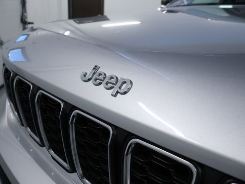 Used 2023 Jeep Grand Cherokee L Laredo image 9