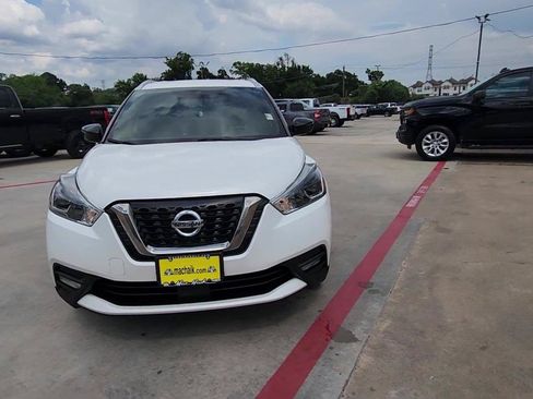 Used 2020 Nissan Kicks SR w/ SR Premium Package FWD image 3