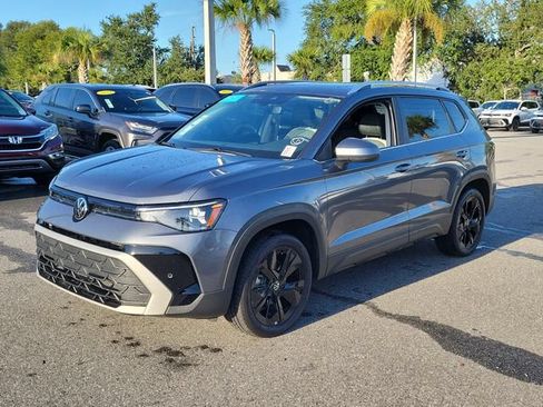Certified 2025 Volkswagen Taos SE w/ Panoramic Sunroof Package FWD image 2