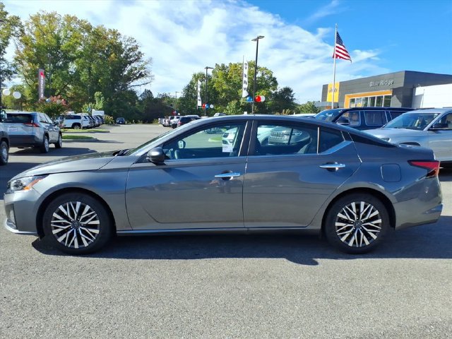 Used 2025 Nissan Altima 2.5 SV FWD image 11