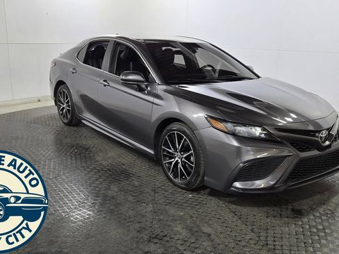 Used 2021 Toyota Camry SE FWD image 1