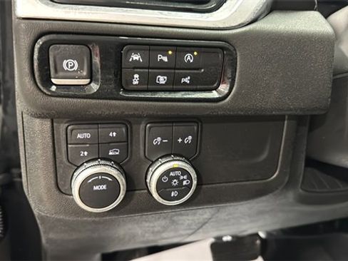 Used 2025 GMC Yukon XL Denali image 30