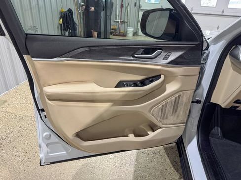 Used 2023 Jeep Grand Cherokee L Limited w/ Luxury Tech Group II AWD/4WD image 10