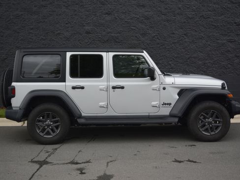 Used 2024 Jeep Wrangler Unlimited Sport AWD/4WD image 8