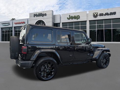 Certified 2025 Jeep Wrangler Unlimited Sahara w/ Safety Group AWD/4WD image 3