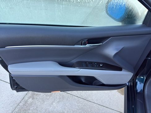 Used 2021 Toyota Camry XLE image 11