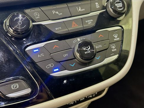 Used 2024 Chrysler Pacifica Touring-L FWD image 23