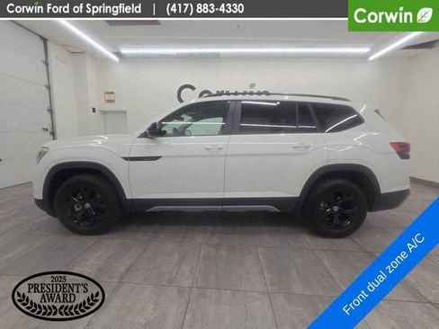 Used 2024 Volkswagen Atlas Peak Edition SE AWD/4WD image 2