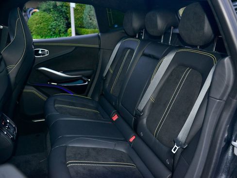 Used 2023 Aston Martin DBX image 23