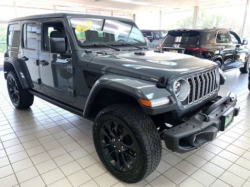 Used 2025 Jeep Wrangler Unlimited Sahara AWD/4WD image 10