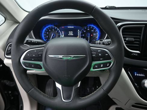 Used 2022 Chrysler Pacifica Touring-L FWD image 21