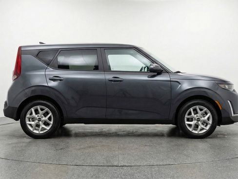 Used 2025 Kia Soul LX w/ LX Technology Package FWD image 11