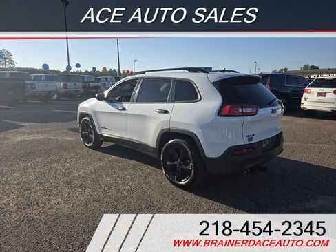 Used 2017 Jeep Cherokee Sport image 3