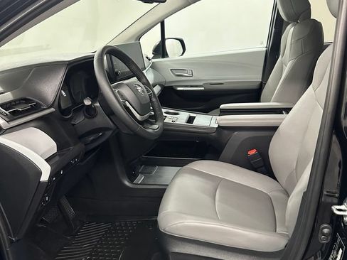 Used 2025 Toyota Sienna XLE FWD image 11