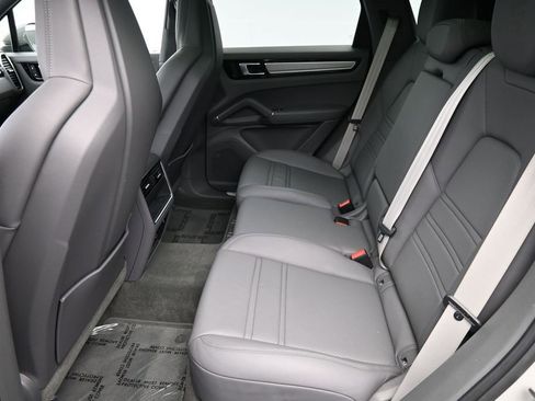 Certified 2023 Porsche Cayenne Platinum Edition AWD/4WD image 7