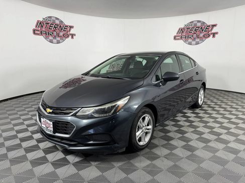Used 2017 Chevrolet Cruze LT FWD image 3