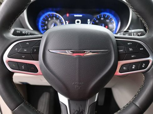 Used 2024 Chrysler Pacifica Touring-L FWD image 32