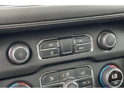 Used 2022 Chevrolet Suburban LT w/ Luxury Package image 33